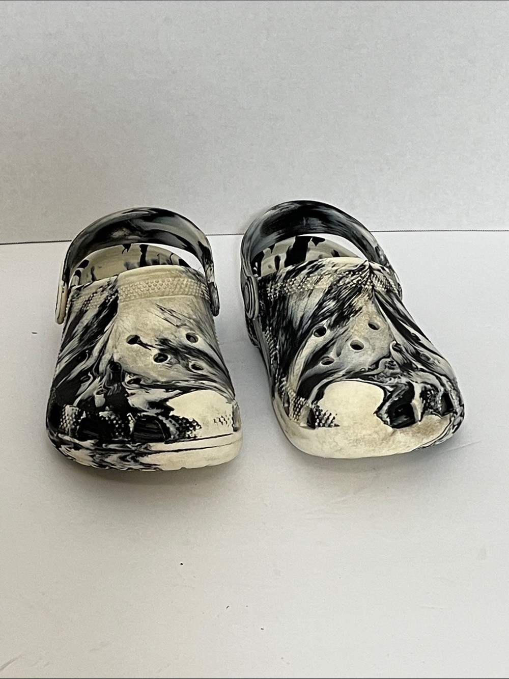 Kids Marble-Pattern Slip-On Clogs in Black and White